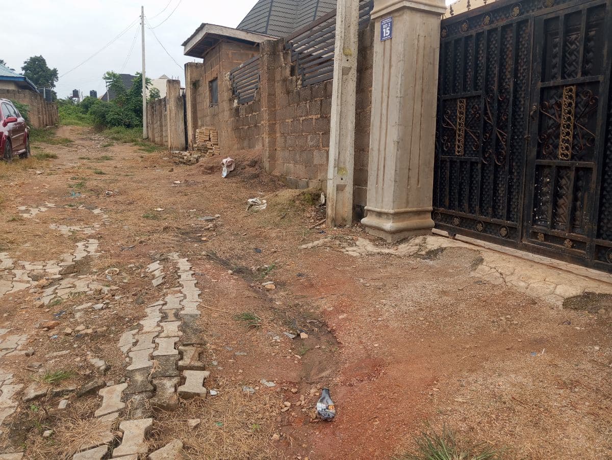 Five bedroom bungalow & Two bedroom apartment 4